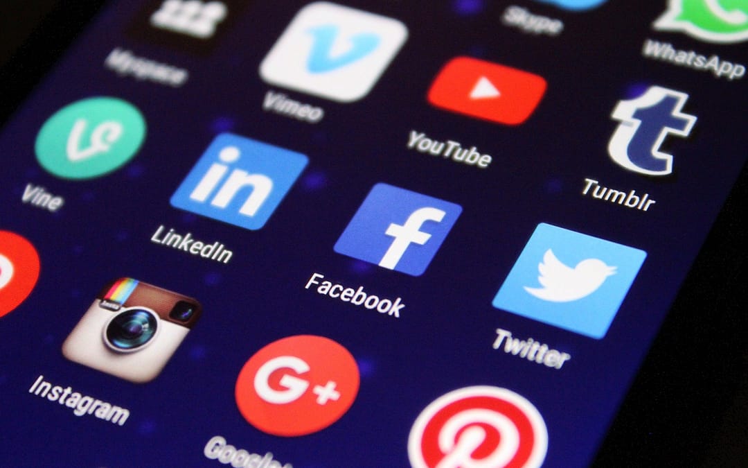 media_restranlate_réseaux_sociaux